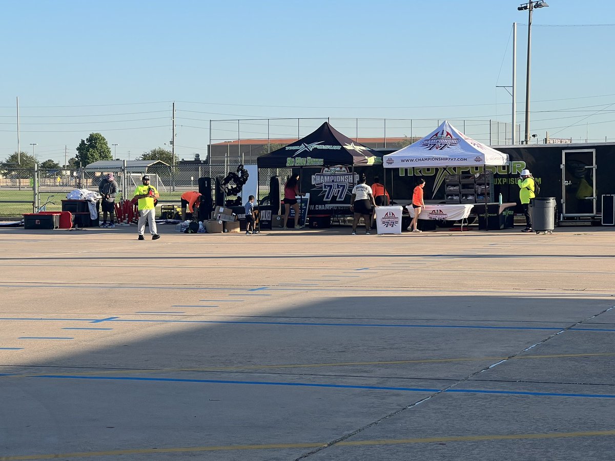 Championship7v7's tweet photo. The time has come for the elite to compete at the #MemorialDayShootout powered by @XenithFootball. Setup is underway and pool play will begin this morning at 10am! @TruXposur is on something different so stay tuned! #champ7v7 #WePlayFootball #xenithloop https://t.co/EjhUBDU6co