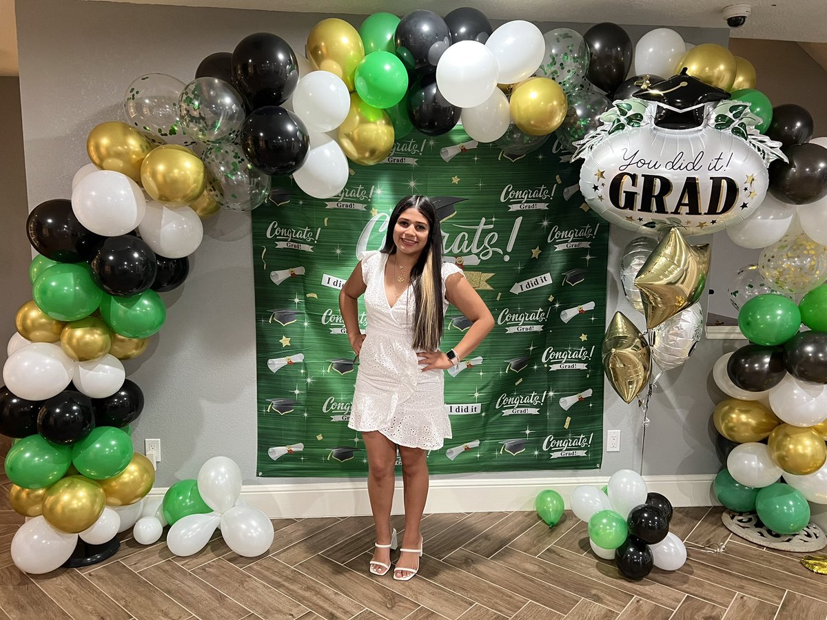 vavlldrs's tweet photo. Congratulations to our beautiful daughter -Mom &amp; Dad ❤️ #forestgrad2022 #wemadeit https://t.co/BJR9FheCWx