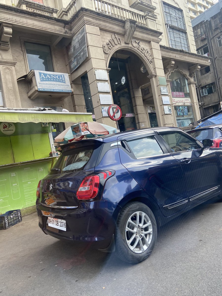 jituk9's tweet photo. This car regularly in NO PARKING & hope @MTPHereToHelp did issue #echallan based on last complain, they still r not scared of breaking #traffic rules, req @sanjayp_1 to instruct officer for Strict action this time, so stop nuisance, its a challenge fr @MumbaiPolice #MumbaiTraffic https://t.co/NSnHNUfW0c