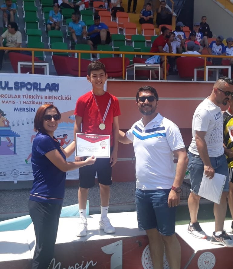 KarabucakO's tweet photo. Okulumuz Türkiye Şampiyonu... Mersinde Düzenlenen Özel Sporcular Türkiye Şampiyonasında Atletizm Kategorisi 300m'de  öğrencisimiz Uğur SARICA 1.olarak Türkiye Şampiyonu olmuştur. Öğrencimizi ve öğretmenlerimizi tebrik ederiz. @FRKATILGAN @DemreMem @emre_caliskan @antalyamem07 https://t.co/8ter11Jo19