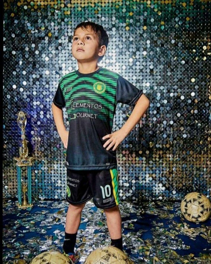 Llamado a la solidaridad. Santino Pedano de 6 años y de Mina Clavero tuvo un accidente el jueves en B° Progreso. Sufrió fractura de tibia y peroné en sus piernas y de fémur en muslo derecho. Ayudalo comunícate al 3544507696 o CBU:0000003100093498873113 / Alias ayepedano2022