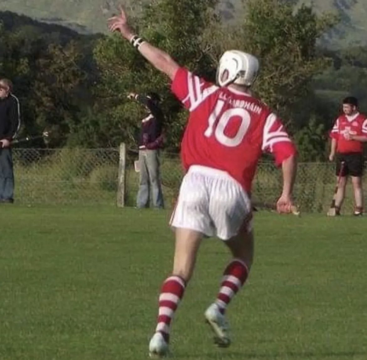 Barrywfinnegan's tweet photo. The mighty @buff_egan firing a scud over the black spot as the umpire is eating a Supermacs 

Hail Hail https://t.co/Tf5gftOckY