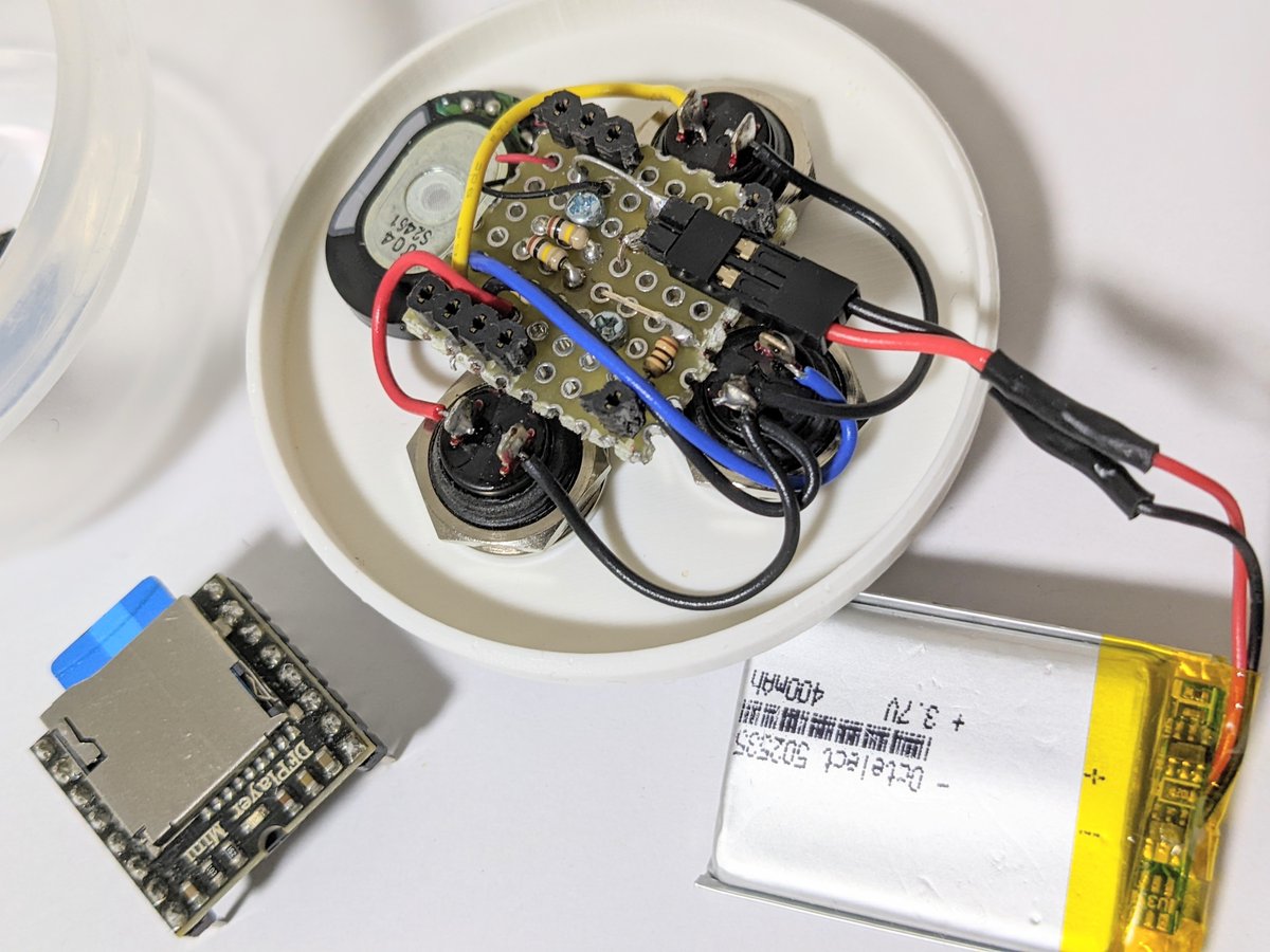 k_sugimoto's tweet image. #DFPlayer でおもちゃのmp3プレイヤーを製作。蓋の3Dモデリング開始からはんだ付け完了まで2日間計5時間くらい。密閉容器流用で見た目はさておき工数削減と強度確保。密閉すると低音が少し改善する。 #DFPlayerMini