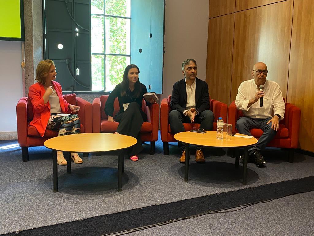 Obrigada pelo convite para o seminário, un pracer compartir reflexiones con Custodio Oliveira, Isabel Moreira da Silva e Ricardo Moura. #comunicacionmunicipal