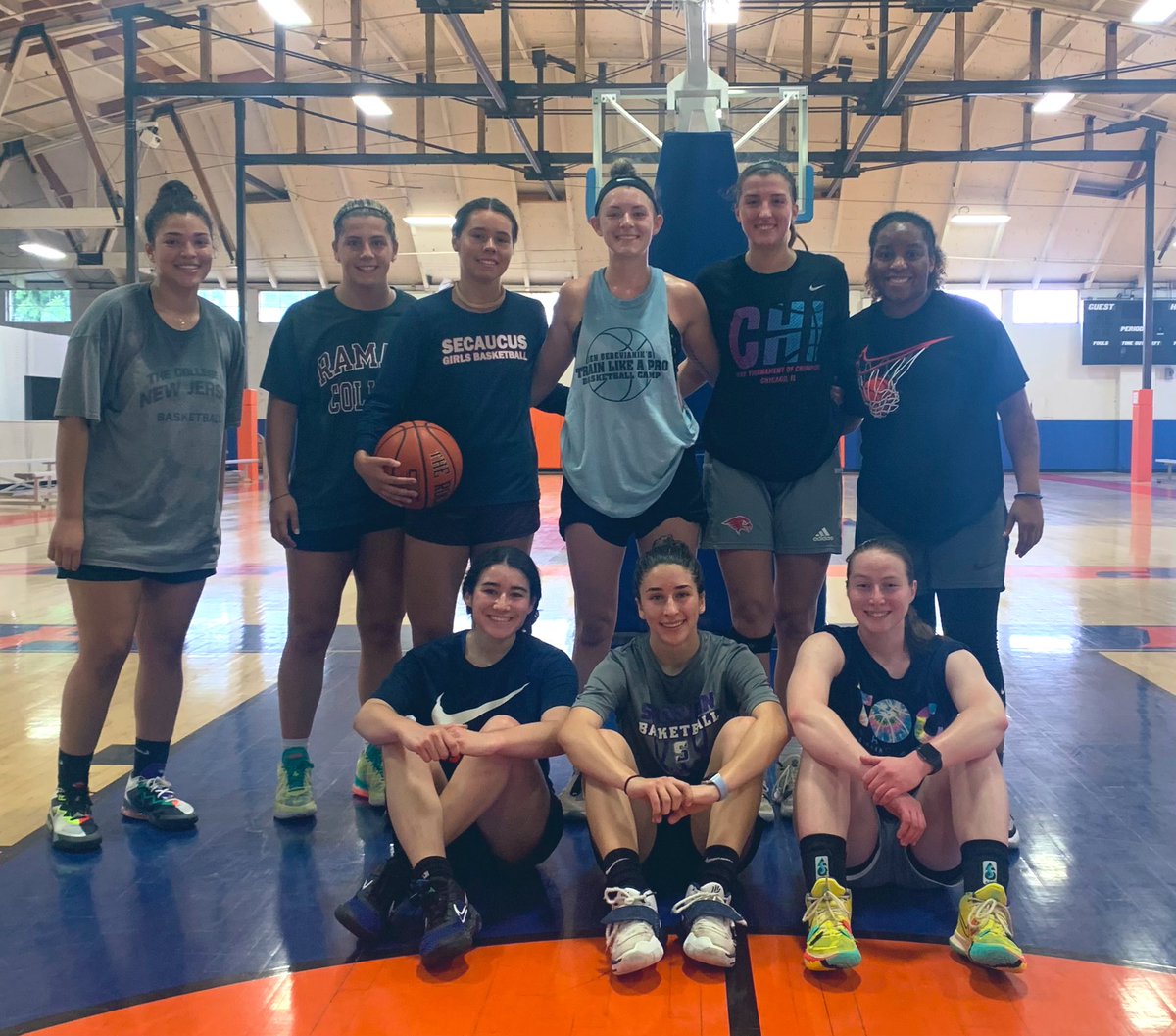 BballWarehous's tweet photo. 7AM Hoop Crew. Another awesome morning of full court hoops. No set plays. No coaches coaching every dribble.  Just fun🙌❤️🏀 https://t.co/6RkoDSFZy5