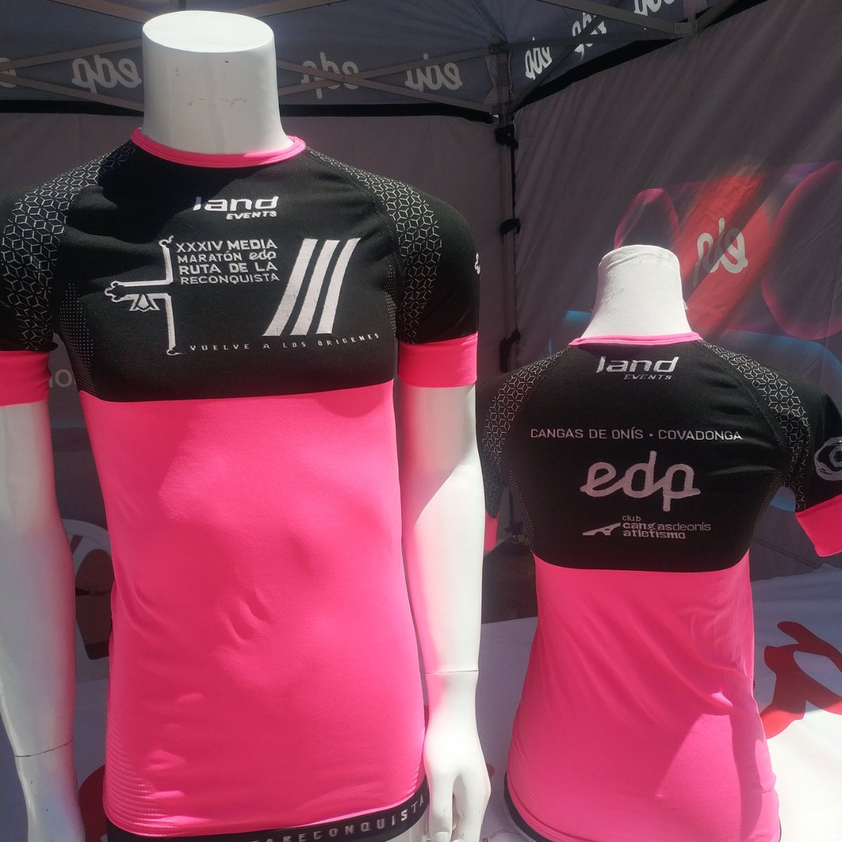 RutaReconquista's tweet photo. Tu bolsa de carrera contiene una camiseta técnica de Land cómo esta. Si quieres regalar una a quien te acompañe en los entrenamientos, puedes comprarla en la zona de meta durante toda la tarde. ¡Corre, que se agotan! https://t.co/5tupQXfmAf