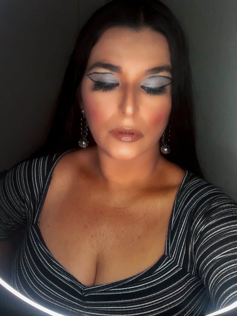 rqshiva's tweet image. Makeup delineado GRAFIC metalic 🤍
.
#makeformake #makeup #MakeMeCum #delineadografico