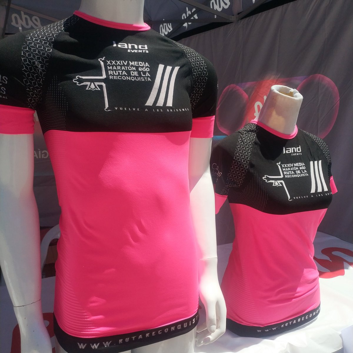 RutaReconquista's tweet photo. Tu bolsa de carrera contiene una camiseta técnica de Land cómo esta. Si quieres regalar una a quien te acompañe en los entrenamientos, puedes comprarla en la zona de meta durante toda la tarde. ¡Corre, que se agotan! https://t.co/5tupQXfmAf