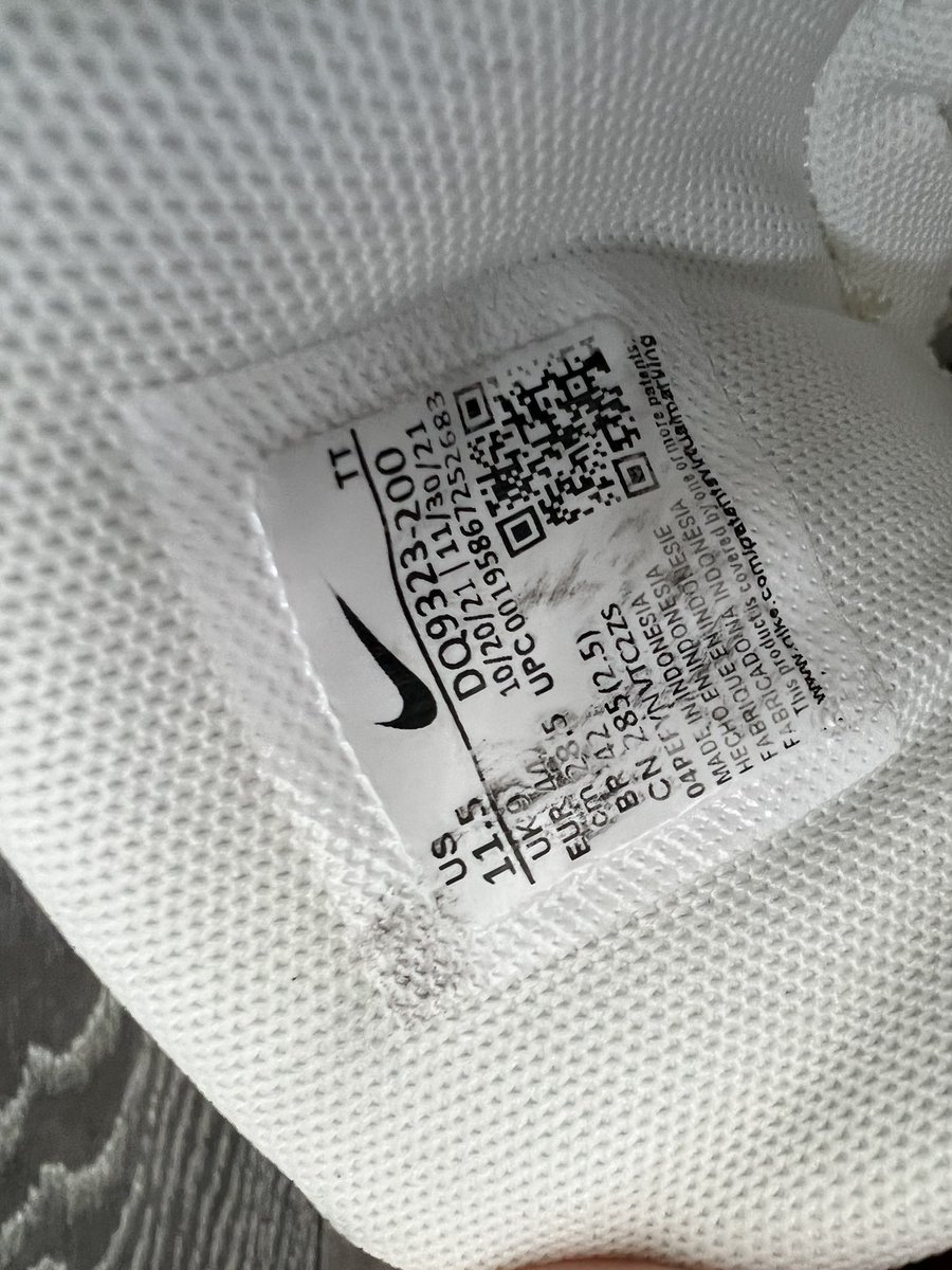 DanFable's tweet photo. @nike @nikestore I bought these trainers 2 days ago and for some reason the inside label ink is rubbing off onto my socks staining them. Never had that before from an inside label. Is this meant to happen? https://t.co/n6g0eqIcCJ