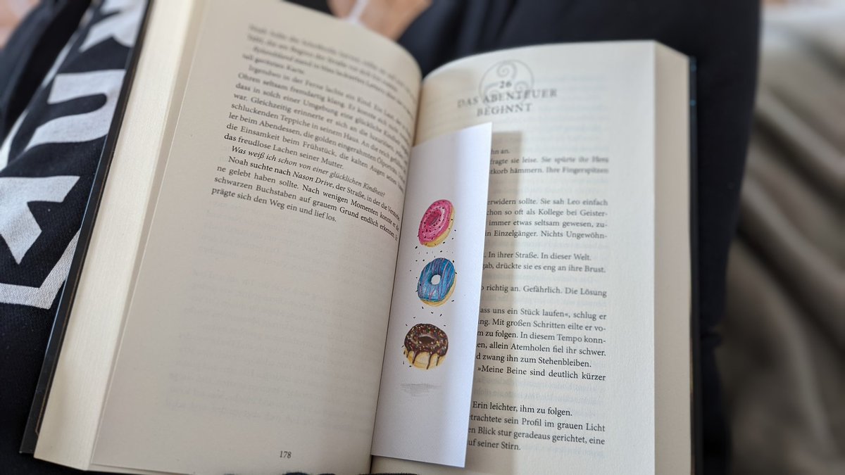 bademoehre's tweet photo. Ich kann nicht aufhรถren zu lesen, aber ich muss doch noch einkaufen gehen! ๐
Wie schafft @TheLizaGrimm es nur jede Seite so mega spannend zu machen?? ๐งก
Ich glaube ich sollte schon Mal Band 2 bestellen, hab gehรถrt es gibt einen fiesen Cliffhanger. ๐ฌ
#talus #talus1 https://t.co/a30OugWlu7