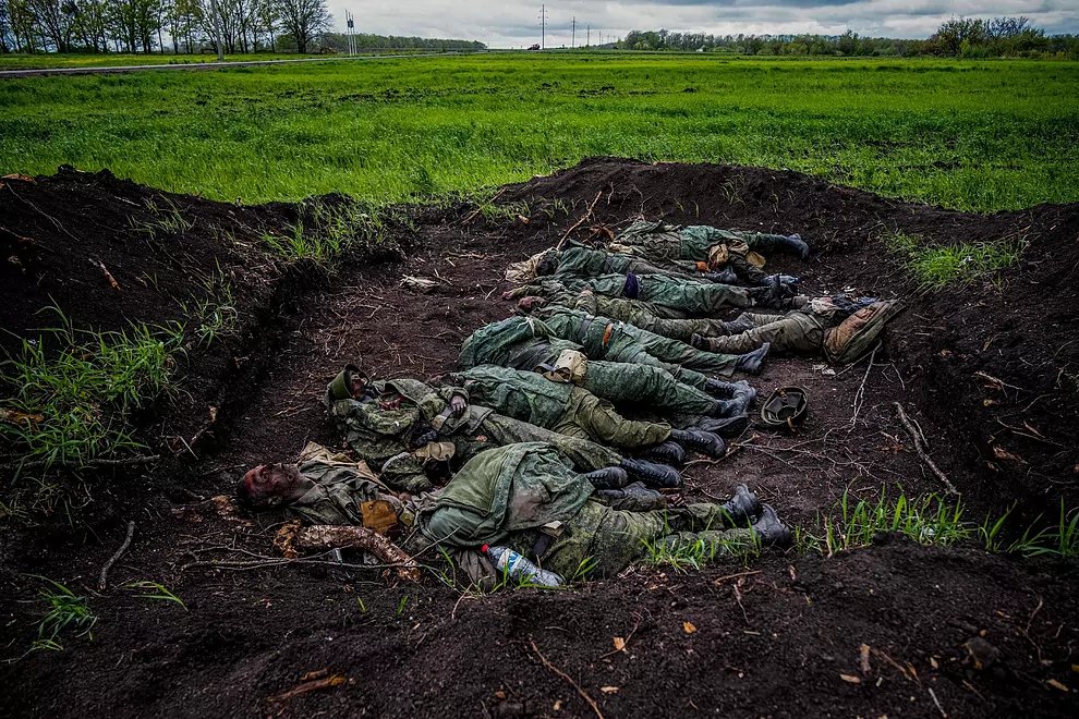 _NOALCOMUNISMO's tweet photo. 30 MIL SOLDADOS RUSOS MUERTOS + HERIDOS + PRISIONEROS + DESERTORES = CAOS
Putin eliminó la edad máxima de reclutamiento para las Fuerzas Armadas
Niega la escasez de soldados, sin embargo la medida revela la falta de efectivos en su brutal ofensiva en territorio ucraniano https://t.co/MGjChOYmin