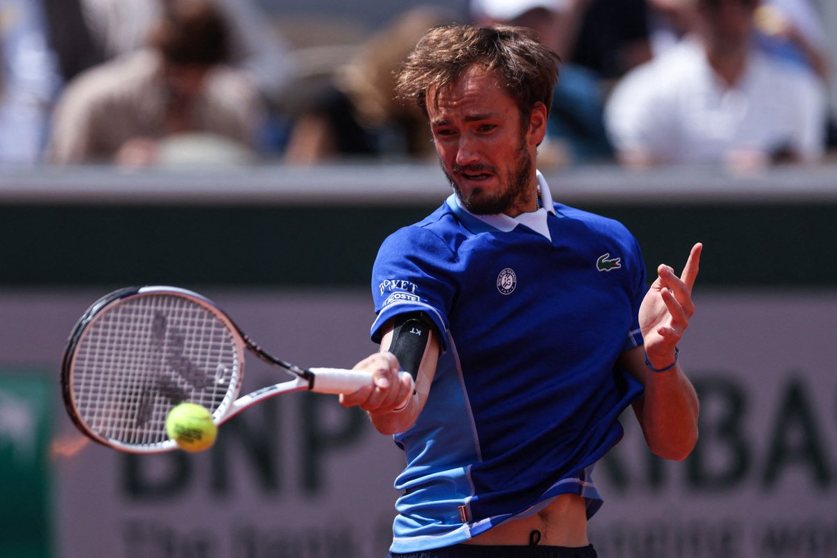 jmgmoron's tweet photo. Daniil, perdóname por dudar de ti de cara a este #RolandGarros. Lo que ha hecho ante Kecmanovic es una absoluta locura. Pasar por encima de uno de los que mejor gira ha hecho y de la forma en la que lo ha hecho es para quitarse el sombrero.

¿Y si Daniil era el tapado por abajo? https://t.co/E9k2I78Bu8