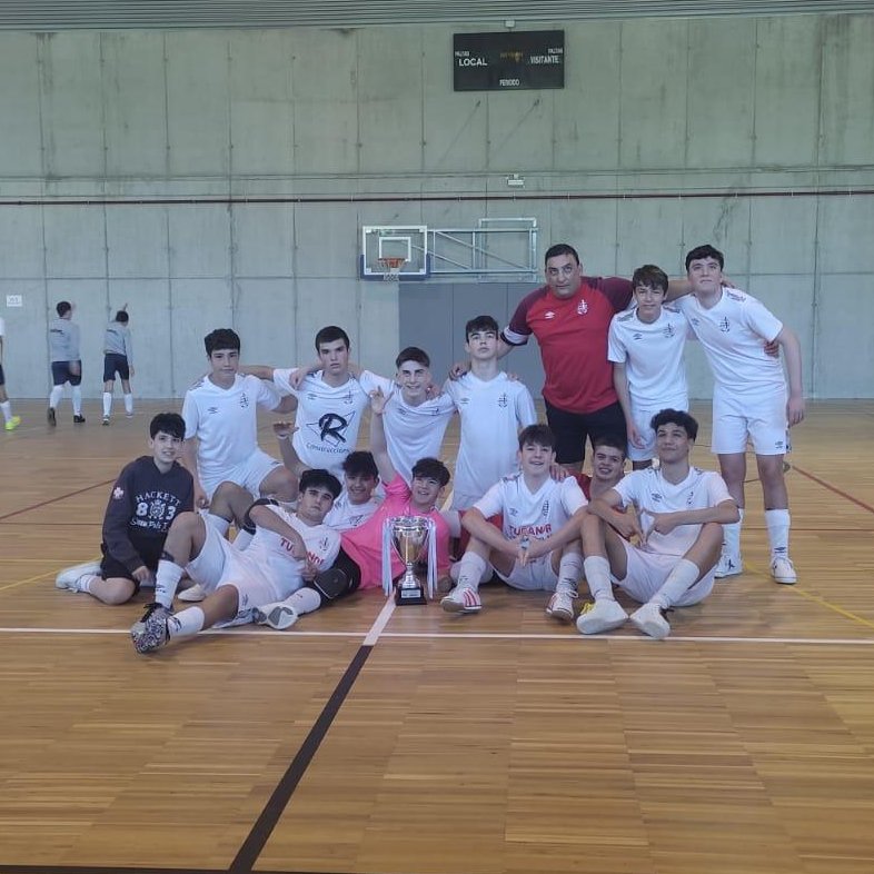 NoiaFutbolSala's tweet photo. ๐คโค๏ธ O equipo cadete de #ANosaBase estarรก na FINAL da Copa da prรณxima fin de semana, logo de derrotar por 1-7 ao Club Melide FS!
Despois do partido, os nosos recibiron o trofeo de campiรณns ๐ de Liga Grupo Sur.
#OSentimentoDunhaVila #UnhaParteDeTi https://t.co/W712GiWHNE