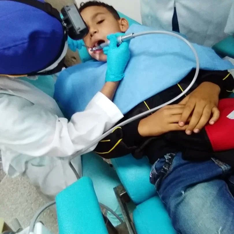 UNELMLK_Oficial's tweet photo. Estudiantes del PNF Odontología junto al especialista Urdaneta aplicaron técnicas de relajación y procedieron a efectuar la profilaxis dental, eliminando algunos hallazgos de cálculos; se enfatizó en la importancia de las técnicas de cepillado para la prevención de caries. https://t.co/xO7R55hsFE