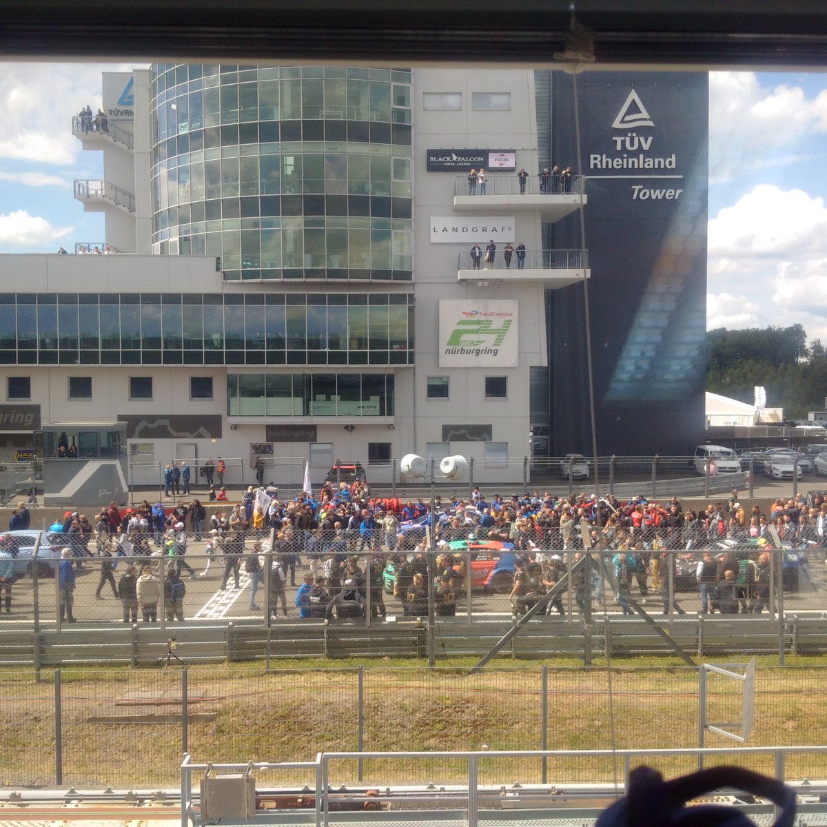 radiolemans's tweet photo. It's usually at this point in the N24H grid walk that I say to myself 'How on earth are they going to get this off on time?'
But of course they always do
#fillingfast
#notpeakedyet https://t.co/lkalaNbT36