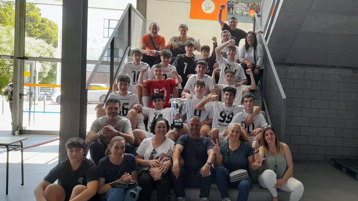 NoiaFutbolSala's tweet photo. ๐คโค๏ธ O equipo cadete de #ANosaBase estarรก na FINAL da Copa da prรณxima fin de semana, logo de derrotar por 1-7 ao Club Melide FS!
Despois do partido, os nosos recibiron o trofeo de campiรณns ๐ de Liga Grupo Sur.
#OSentimentoDunhaVila #UnhaParteDeTi https://t.co/W712GiWHNE