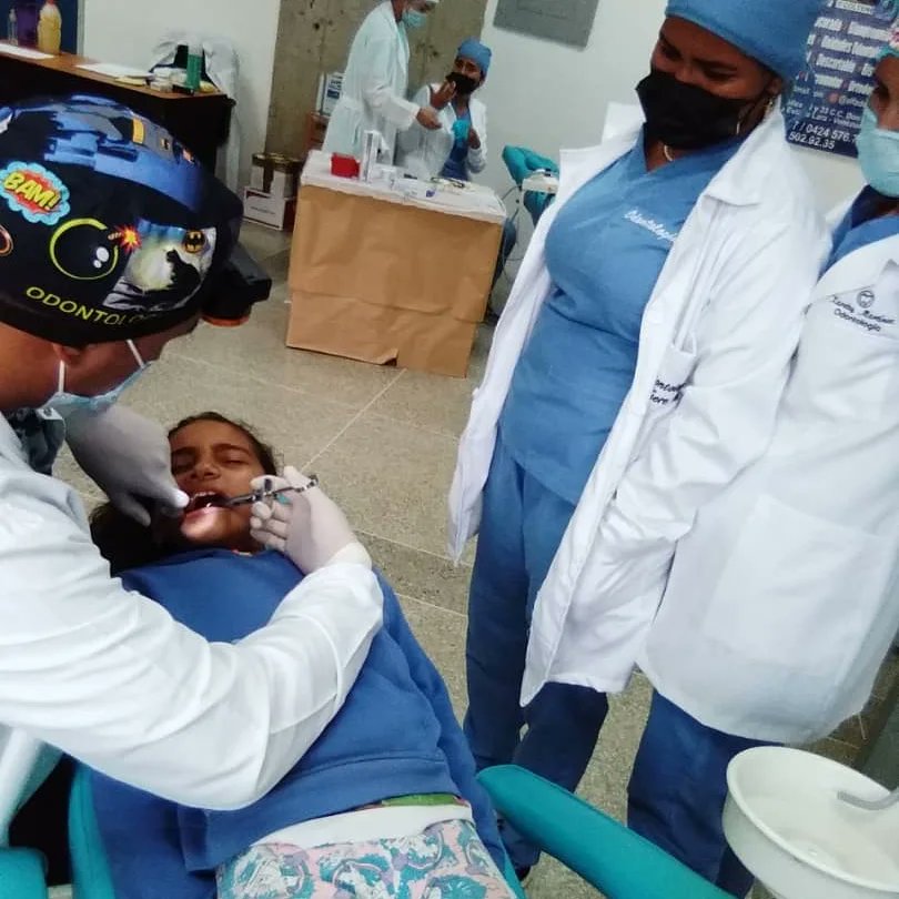 UNELMLK_Oficial's tweet photo. Estas guardias marcan el inicio de los tratamientos que se realizarán a través del control y seguimiento a los pacientes para así garantizarles la salud bucodental, bajo la supervisión del especialista Urdaneta, Docente encargado del área de Odontología Pediátrica
@IpasmeOficial https://t.co/GZ1O5TLdcp