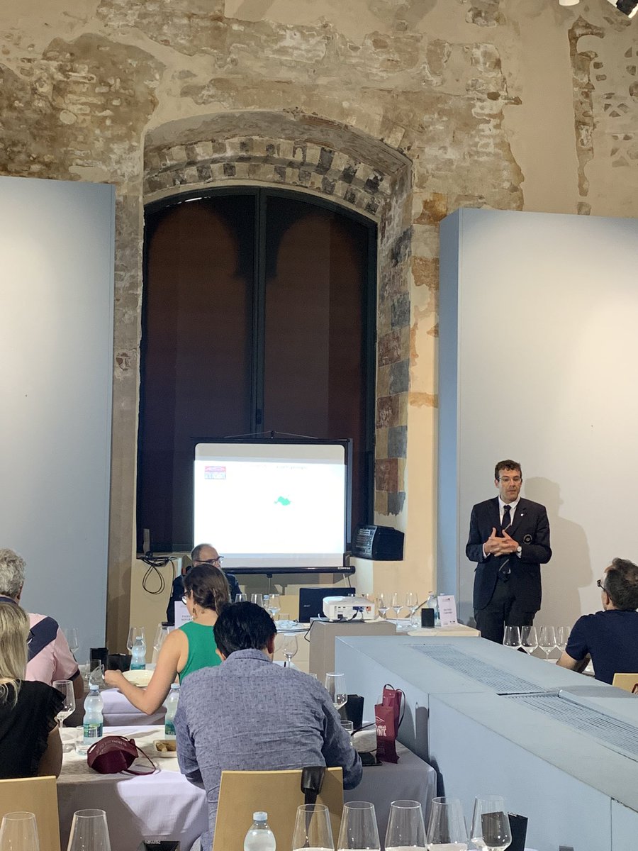 missaglia_sara's tweet photo. Taste Alto Piemonte: la masterclass condotta da Paolo Novara e Matteo Carosso di @AISPiemonte, excursus sulle denominazioni e viaggio nei territori.
.
#tastealtopiemonte #nebbiolo #gattinara #ghemme #lessona #bramaterra #wineoneway #WoW https://t.co/bo9hlyM8E7