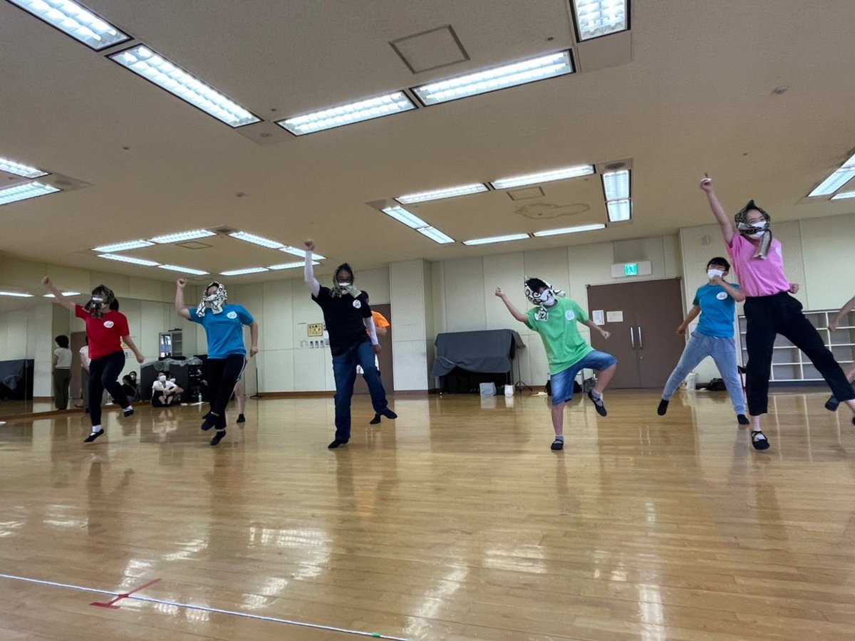musical_spark's tweet photo. こんばんは！
ミュージカル劇団スパークです✨

来週6月4日（土）11時から小牧市の市民四季の森のバラ・アジサイまつりに出演します❕

歌って踊って💃皆さまに楽しんでいただけるように本日もレッスン頑張りました✨

お近くの方はぜひ観に来てください❕ https://t.co/ILOlMBbXal