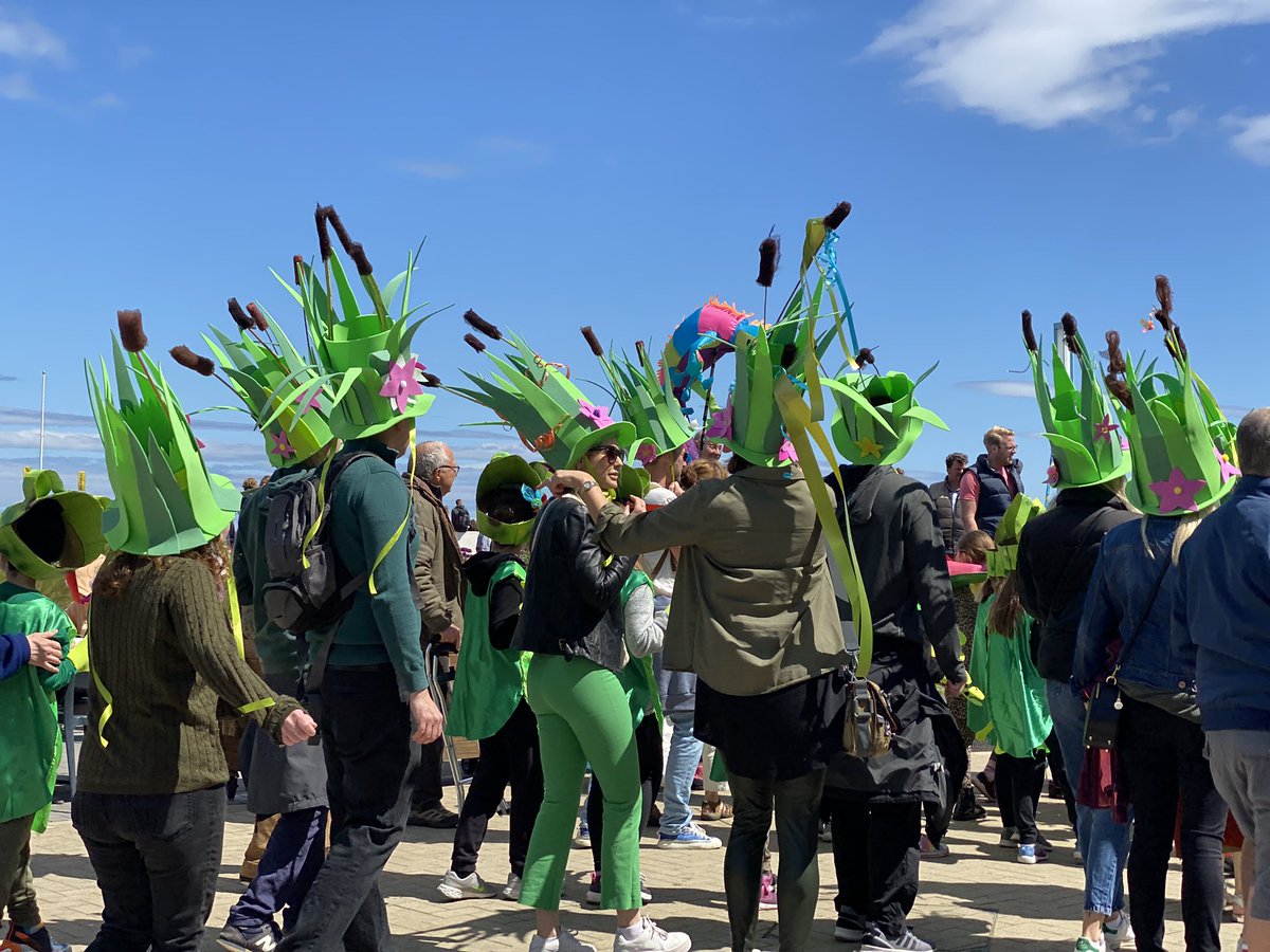 researchactive's tweet photo. #squeaksupdate : “oh I do like to be beside the seaside” #whitleybaycarnival https://t.co/QOpylrBDrW