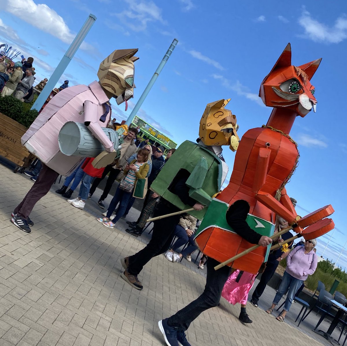 researchactive's tweet photo. #squeaksupdate : “oh I do like to be beside the seaside” #whitleybaycarnival https://t.co/QOpylrBDrW