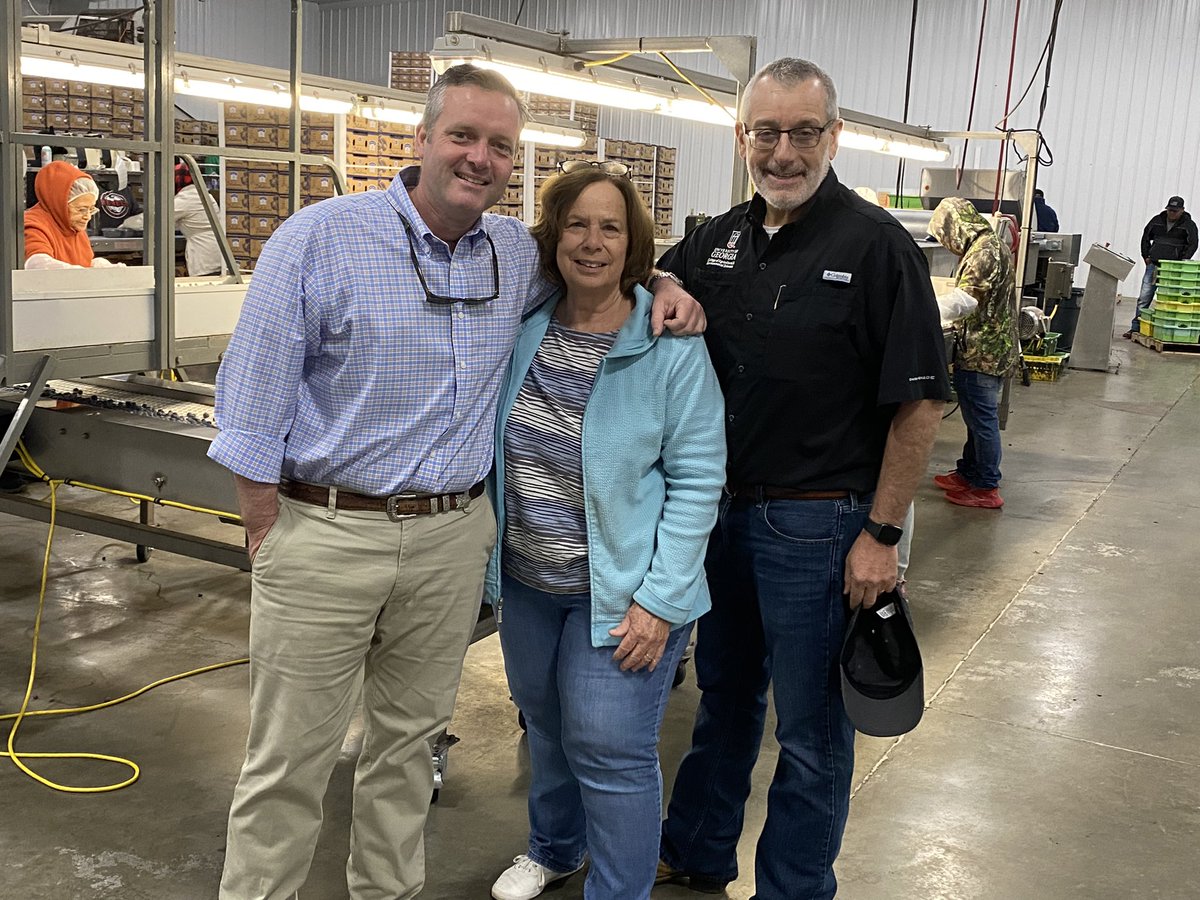nplace01's tweet photo. Great visit with @CogdellBlueberryFarm and @SenatorRussGoodman in #Homerville https://t.co/20EeNm3fJf