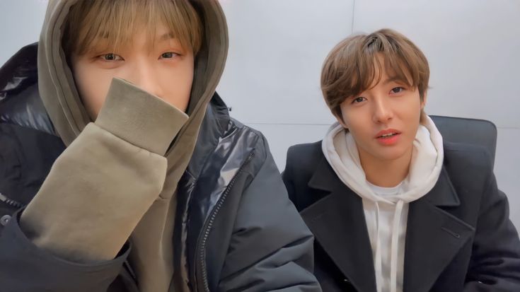 parkjisg's tweet photo. sekalipun hyung kecil, hyung tetap kakak aji yang paling aji sayang. Hehe. Ayo bahagia sama-sama ya, hyung. https://t.co/1FeuD6FLte