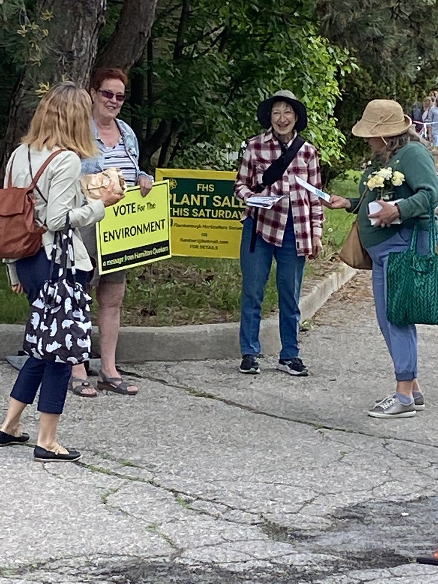 🚨 Up at at em early at the Waterdown Farmers’ Market! Vote for the environment, for real climate action, for protecting farmland. 
#VoteFordOutJune2 
#flamglan
#onpoli