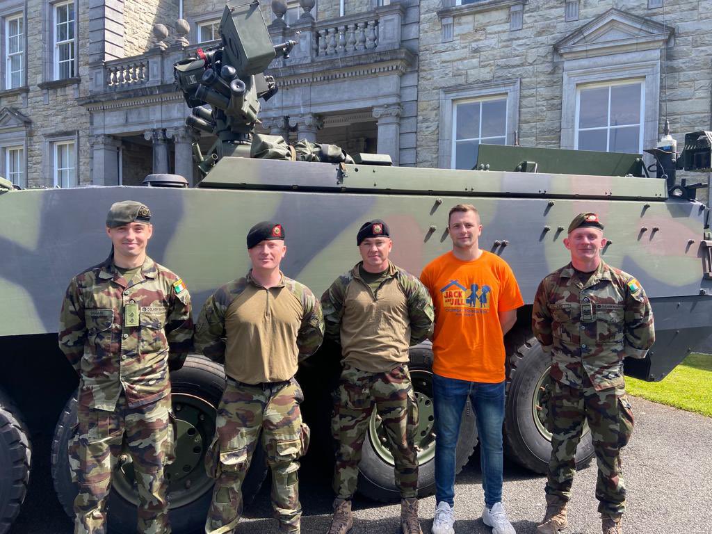 RACO_DF's tweet image. Lt Evan Duggan 2 Cav Sqn, Pte Seán Gannon and Sgt David Fox @7_Inf_Bn and Sgt Phillip Scollard (2 Cav Sqn) with @connachtrugby and @IrishRugby star outhalf @JackCarty at the @jackandjillCF family day in Palmerston Hse. @IRLDeptDefence @defenceforces @2BdeGoc @DFCavalryCorps