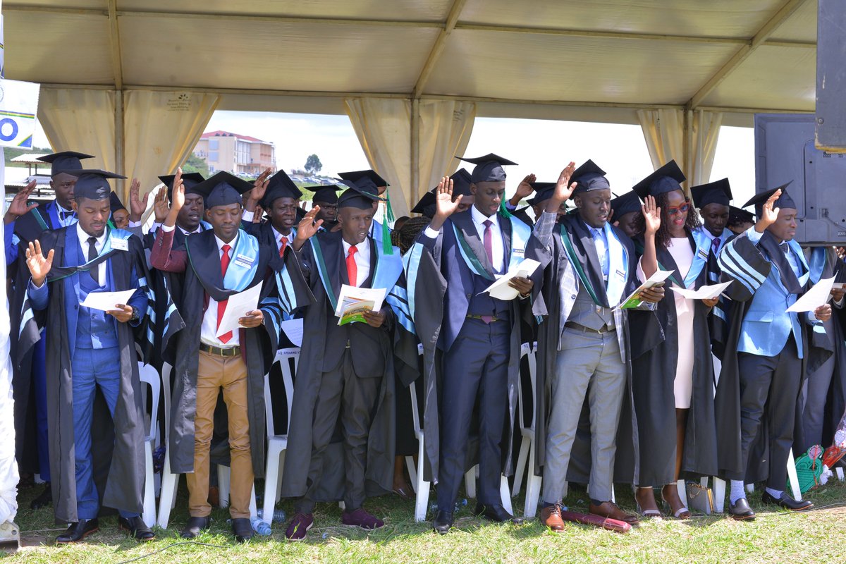 MbararaUST's tweet photo. #MUST28THGRAD M
YES I DO:
Medical graduates taking their professional oath after being awarded. https://t.co/JOidadnRTk