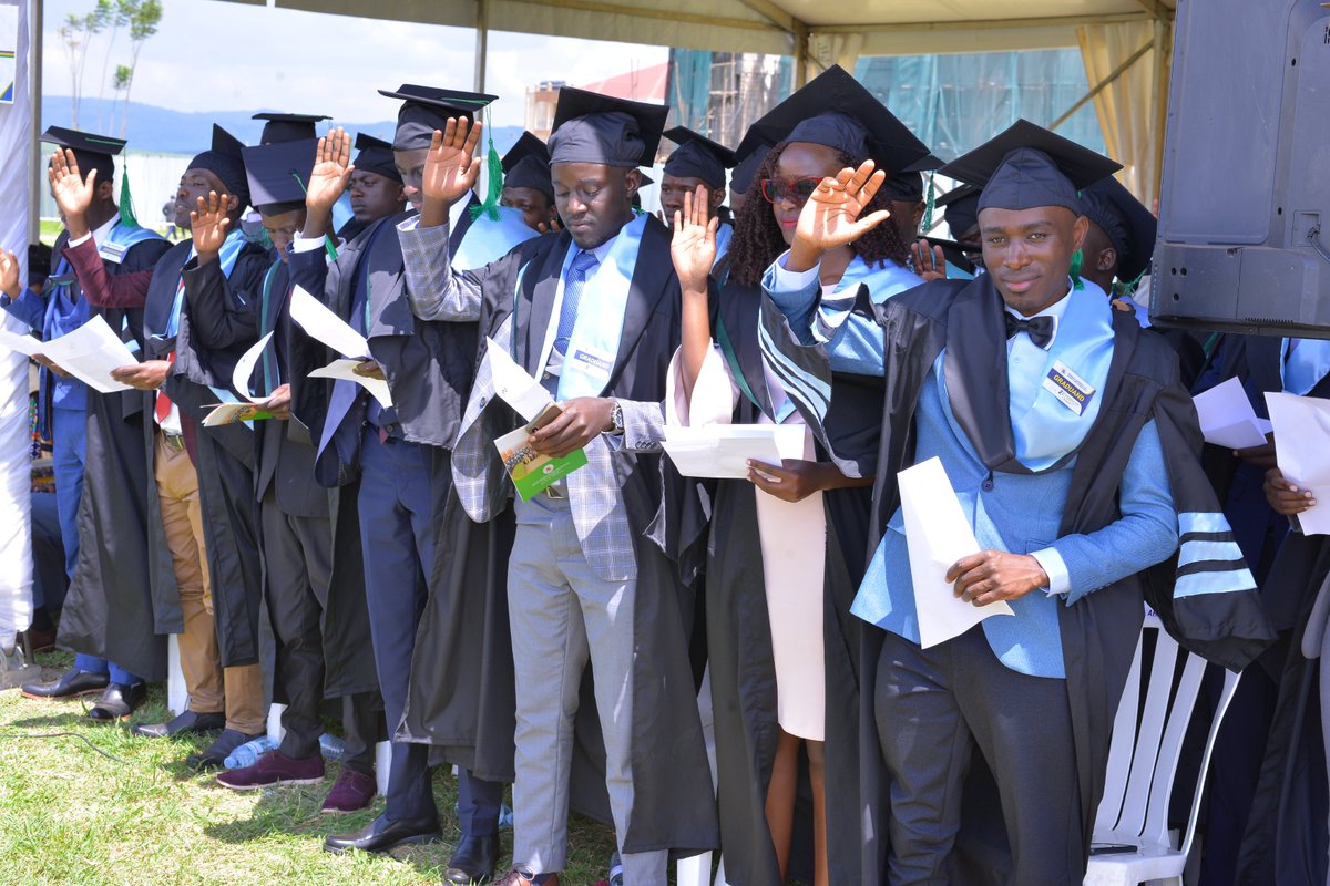 MbararaUST's tweet photo. #MUST28THGRAD M
YES I DO:
Medical graduates taking their professional oath after being awarded. https://t.co/JOidadnRTk
