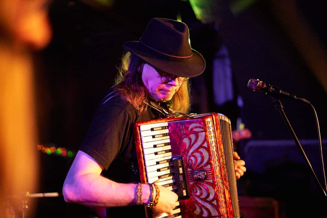 Pusdienu maltītes jau tiek baudītas,bet nu ir laiks gatavoties jestram latgaļu mūzikas vakaram no 20:00 ar LAIMAS MUZYKANTIEM.Nāc ciemos!