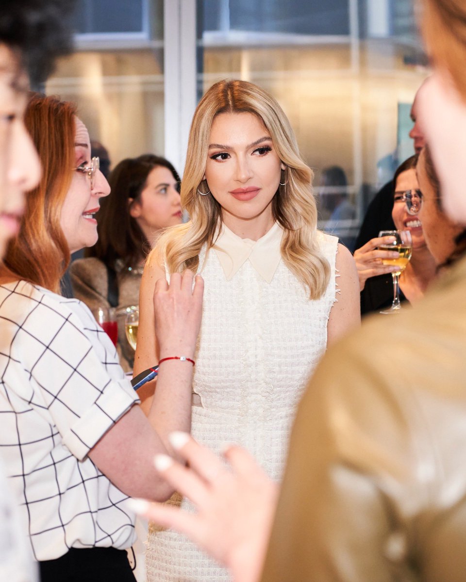 Hadise's tweet photo. New York konserimiz öncesi Başkonsolosluğu’nun Türk Evi’nde gerçekleştirdiği davete katılmaktan mutluluk duydum. Başkonsolos Sayın Reyhan Özgür’e daveti ve misafirperverliği için teşekkür ederim.

@TRConsulNY https://t.co/X9dg29iV5e