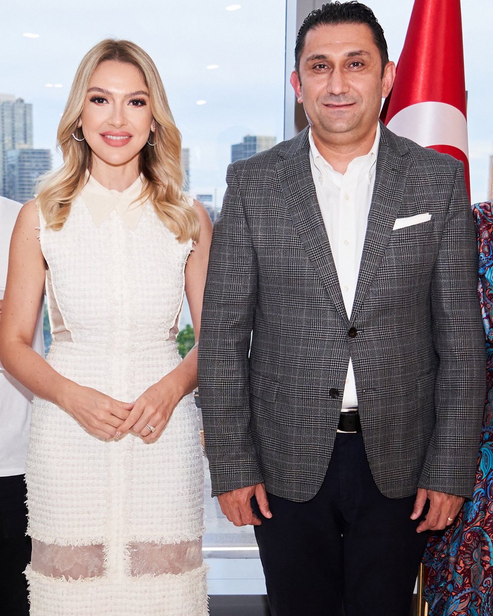 Hadise's tweet photo. New York konserimiz öncesi Başkonsolosluğu’nun Türk Evi’nde gerçekleştirdiği davete katılmaktan mutluluk duydum. Başkonsolos Sayın Reyhan Özgür’e daveti ve misafirperverliği için teşekkür ederim.

@TRConsulNY https://t.co/X9dg29iV5e
