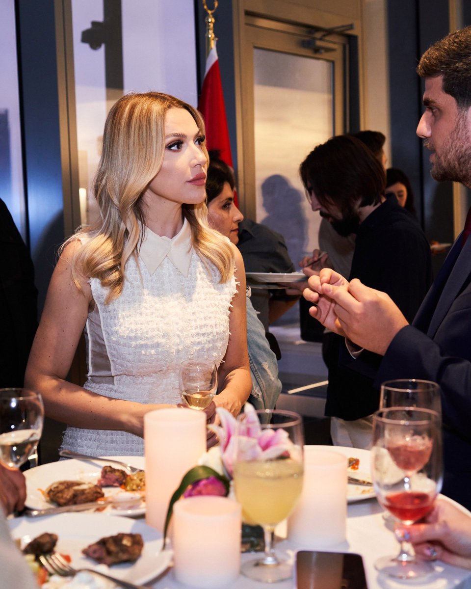 Hadise's tweet photo. New York konserimiz öncesi Başkonsolosluğu’nun Türk Evi’nde gerçekleştirdiği davete katılmaktan mutluluk duydum. Başkonsolos Sayın Reyhan Özgür’e daveti ve misafirperverliği için teşekkür ederim.

@TRConsulNY https://t.co/X9dg29iV5e