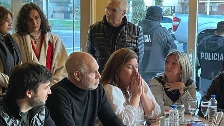 Radio10PM's tweet photo. La yuta protegiendo a @horaciorlarreta y a @NachoTorresCH en un parador todo cheto mientras Gustavo está caminando y recorriendo la #ExpoDeporte en medio de las miles de familias Madrynenses.
El placer de hacer las cosas bien y poder salir a la calle sin problemas. https://t.co/d1rRDWhy6F