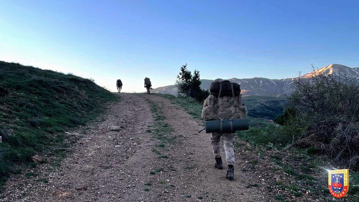 jandarma's tweet photo. Durmak Yok!
Yorulmak Yok!
Vazgeçmek Yok!

Operasyonlarımız aralıksız devam ediyor.
📍Gaziantep
📍Kilis
📍Ordu
📍Kahramanmaraş
📍Kars
📍Gümüşhane https://t.co/Gb4P7kWFdk
