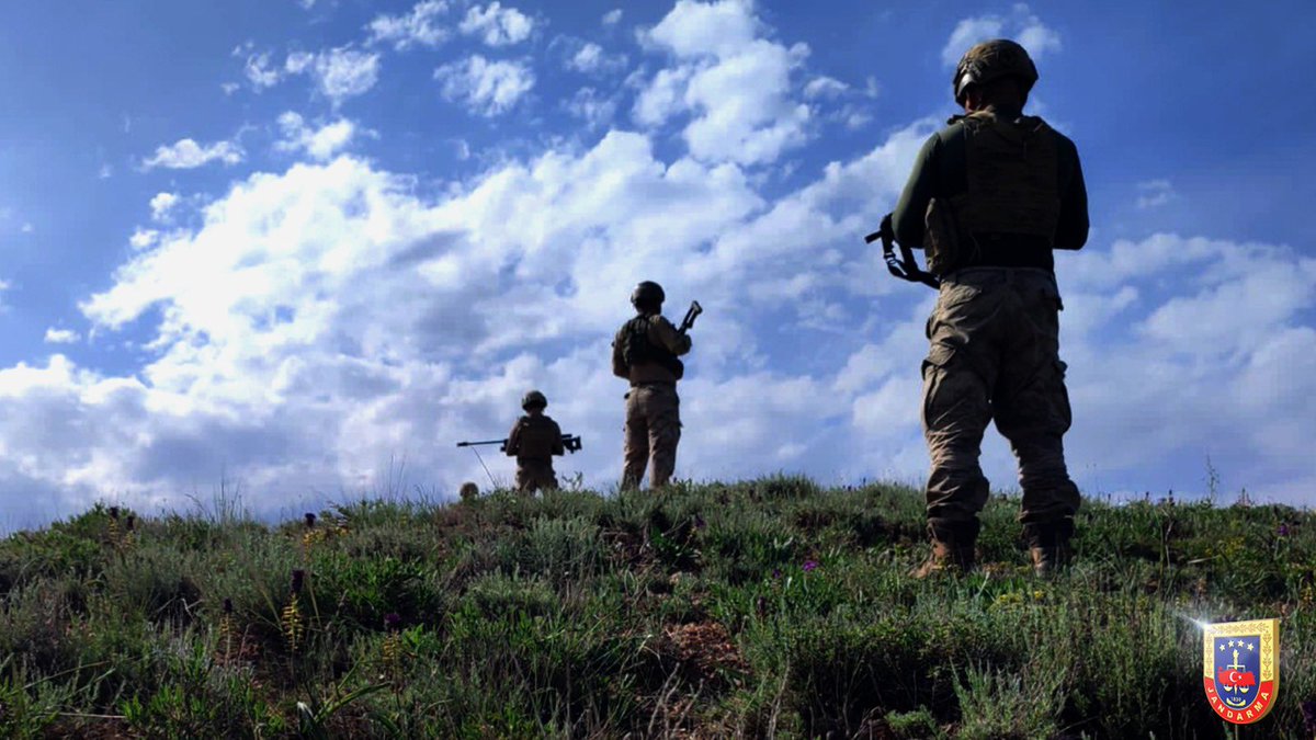 jandarma's tweet photo. Durmak Yok!
Yorulmak Yok!
Vazgeçmek Yok!

Operasyonlarımız aralıksız devam ediyor.
📍Gaziantep
📍Kilis
📍Ordu
📍Kahramanmaraş
📍Kars
📍Gümüşhane https://t.co/Gb4P7kWFdk