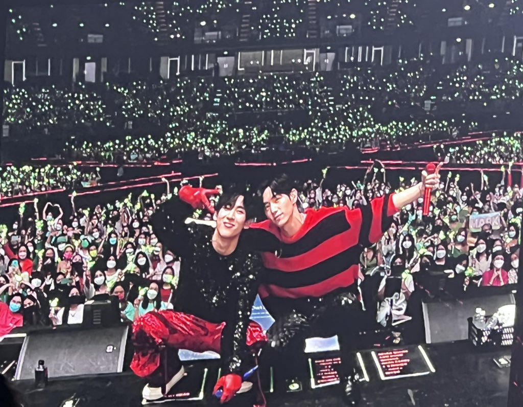 dab_bam_'s tweet photo. 와 태국새들이 다들 뱀이 MC 넘 배려 있고 센스 있다고 칭찬 중ㅋㅋㅋ 마크 팬미팅이라 마크한테 집중하라고 일부러 뱀이 얘긴 빼고 번역하고 마지막 단체 사진 찍을 때도 빠져 있었던 것도 그렇고ㅋㅋㅋ 나중에 마크가 불러서 같이 찍긴 했지만 뒷 모습 넘 쭈굴쓰ㅠㅋㅋ https://t.co/6EB15F7IuG