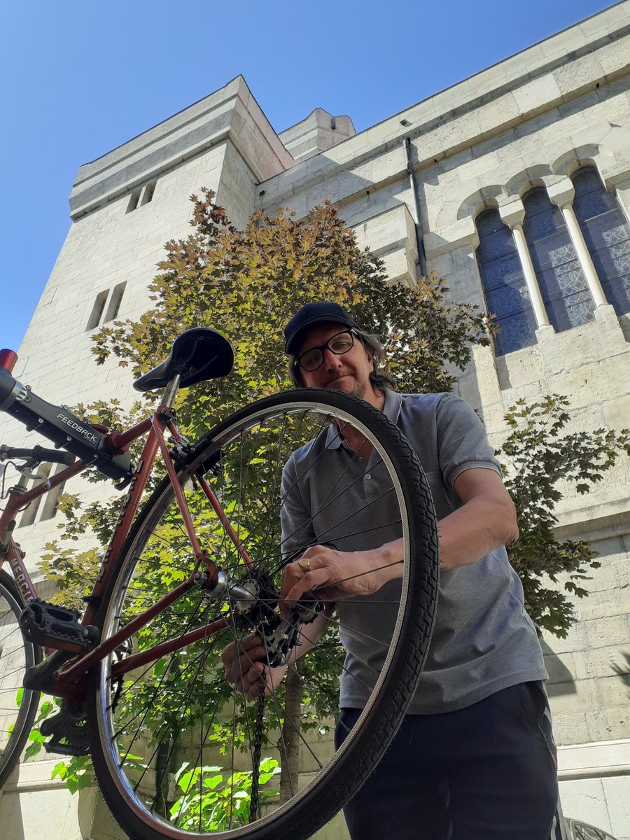 Il fait beau, nos employé·e·s peuvent réparer les vélos dehors, à l'ombre des arbres. Il y a pire comme endroit pour travailler, qu'en pensez vous ? 😃
#reparationvelo