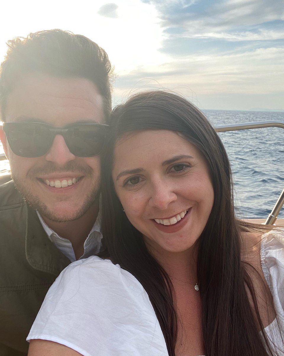 UFJaxEM's tweet image. Continuing #InternIntros with Dr. Hanna Kulbeth. Hanna is an Arkansas native joining us from the University of Arkansas for Medical Sciences. She has a 7 year old pup, Murph, who is half weenie/half beagle! Welcome to the #ShandsFam Hanna! #JaxEM