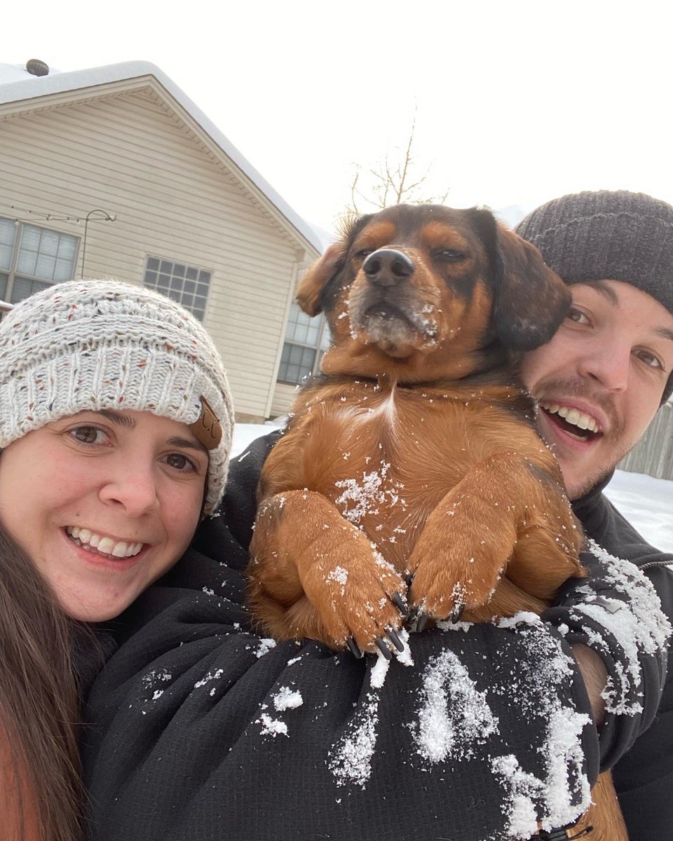 UFJaxEM's tweet image. Continuing #InternIntros with Dr. Hanna Kulbeth. Hanna is an Arkansas native joining us from the University of Arkansas for Medical Sciences. She has a 7 year old pup, Murph, who is half weenie/half beagle! Welcome to the #ShandsFam Hanna! #JaxEM