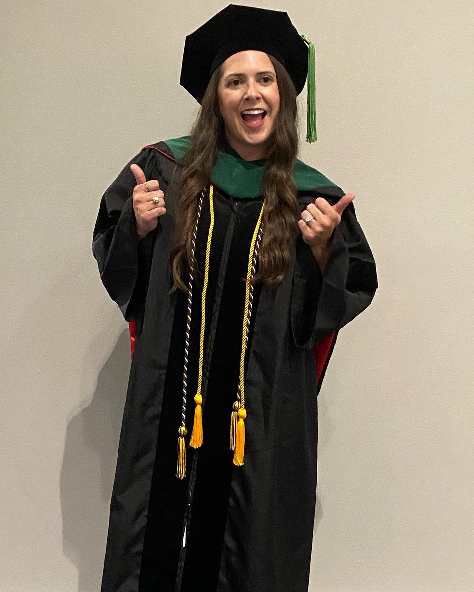 UFJaxEM's tweet image. Continuing #InternIntros with Dr. Hanna Kulbeth. Hanna is an Arkansas native joining us from the University of Arkansas for Medical Sciences. She has a 7 year old pup, Murph, who is half weenie/half beagle! Welcome to the #ShandsFam Hanna! #JaxEM