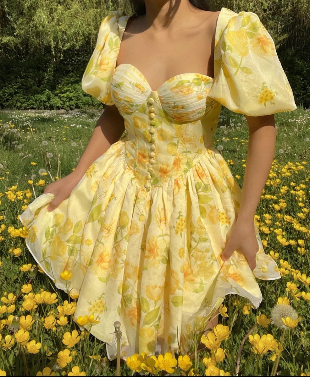 dazzlinghavens's tweet image. A gorgeous dress 💛