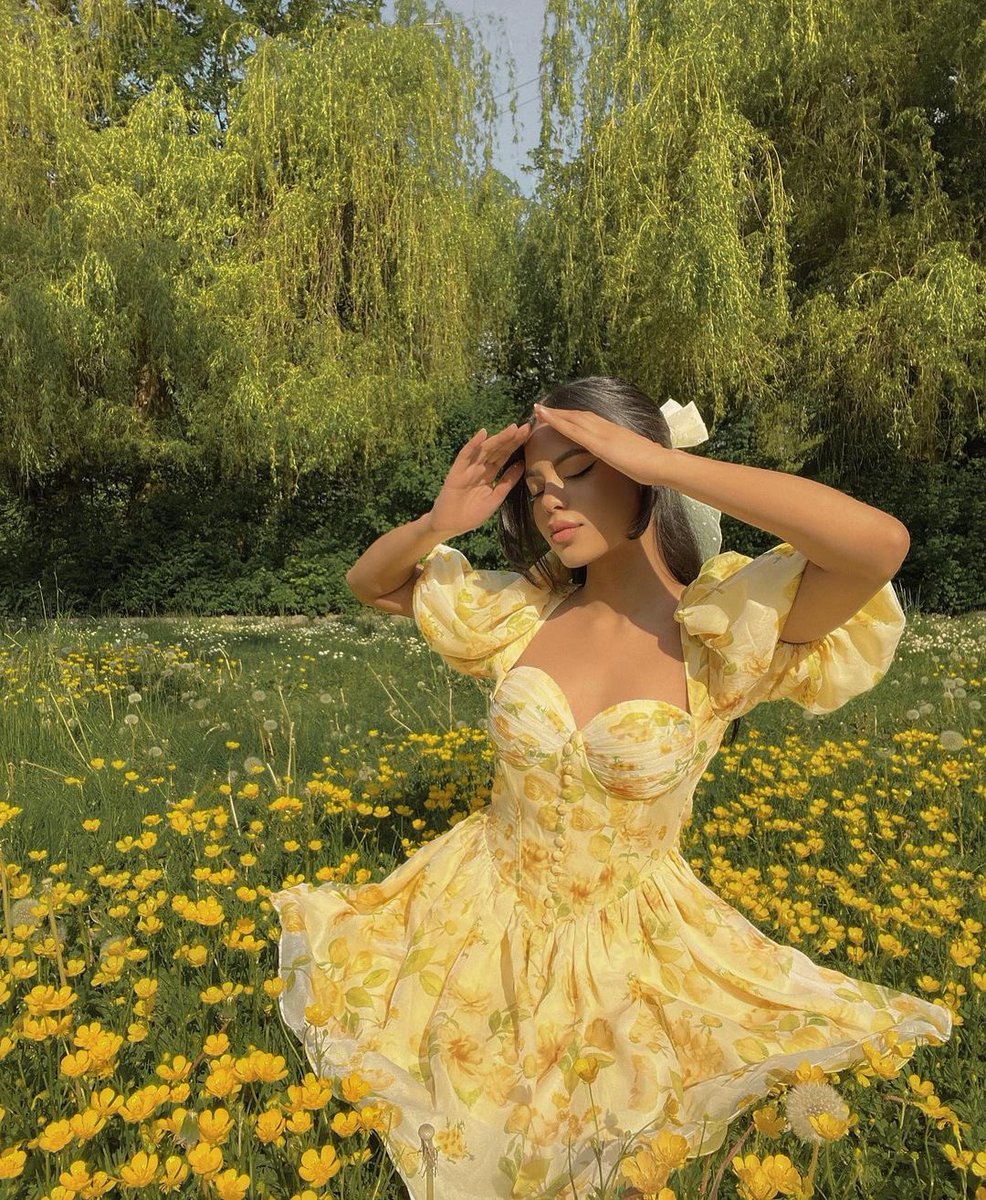 dazzlinghavens's tweet image. A gorgeous dress 💛