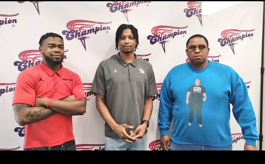 MrWhiteEDU23's tweet photo. We bumped into some Big Time Houston Cougar Basketball Player's
Jamal Shead & Tramon Mark,these guy's love giving back to there Community, Interview Coming Soon๐ฅ@Thejshead @RealBuckets11 #frankwhitetv #beachampion #this4htown @BEACHAMPIONINC https://t.co/7liPdGiYSn