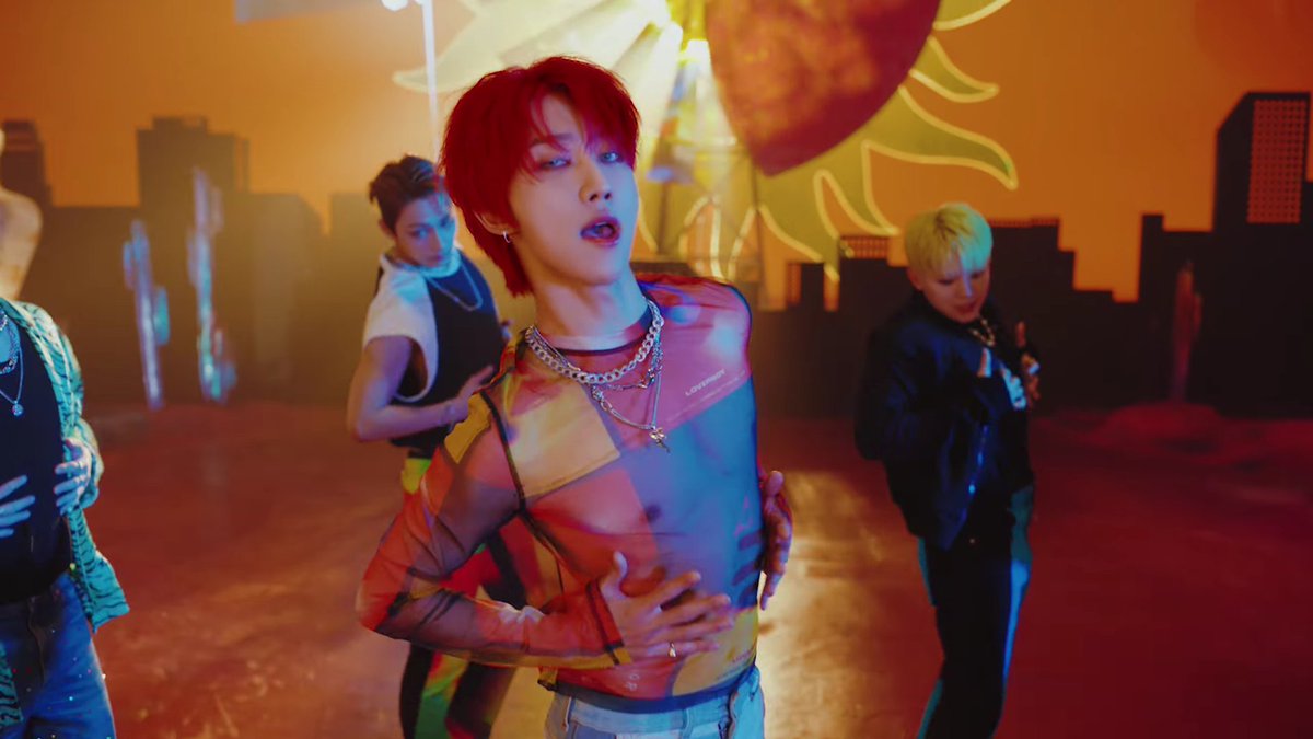 C_A_S_SANTOS's tweet photo. Seventeen entrando na era das roupas transparentes. https://t.co/JnBncA1vvz