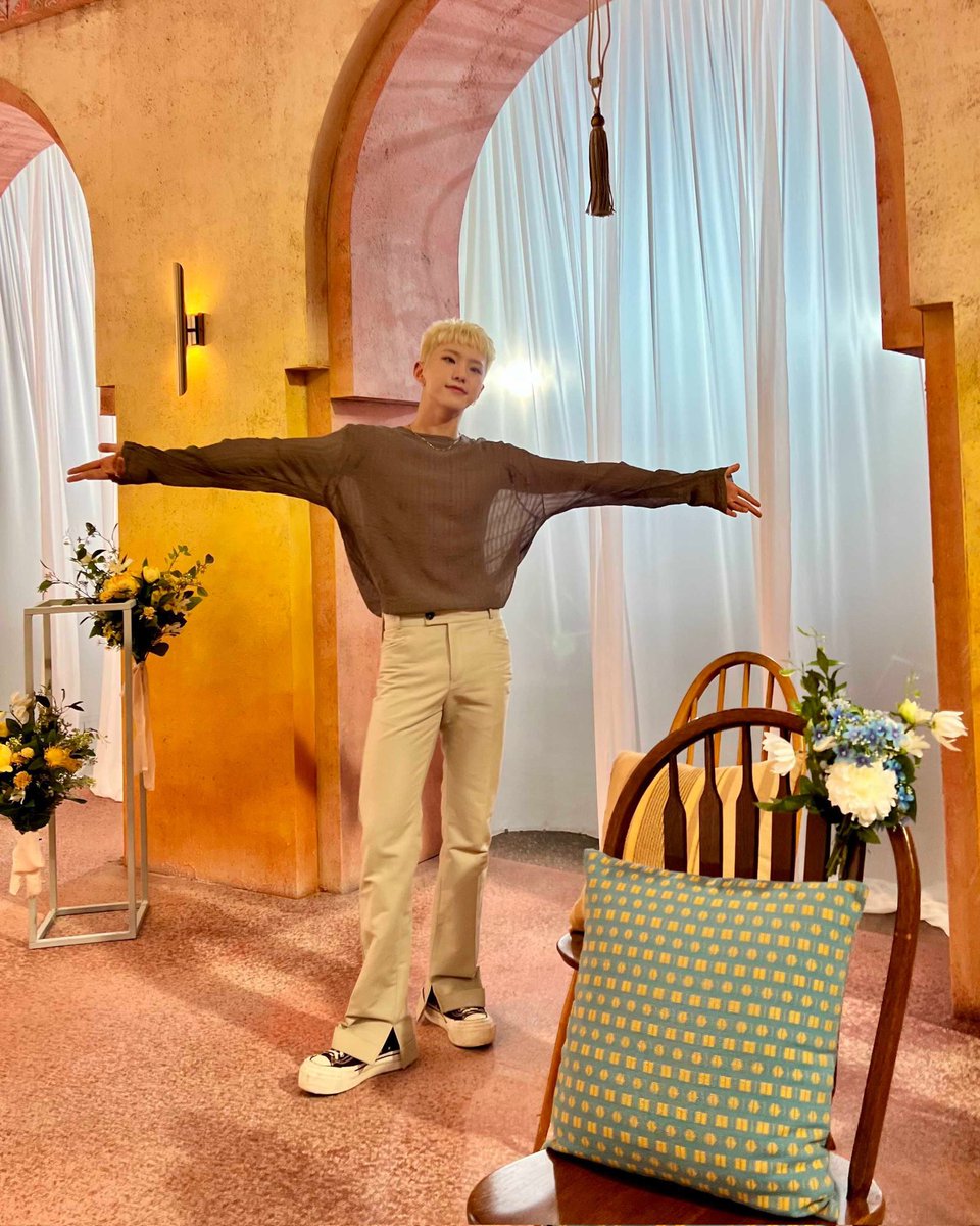 C_A_S_SANTOS's tweet photo. Seventeen entrando na era das roupas transparentes. https://t.co/JnBncA1vvz