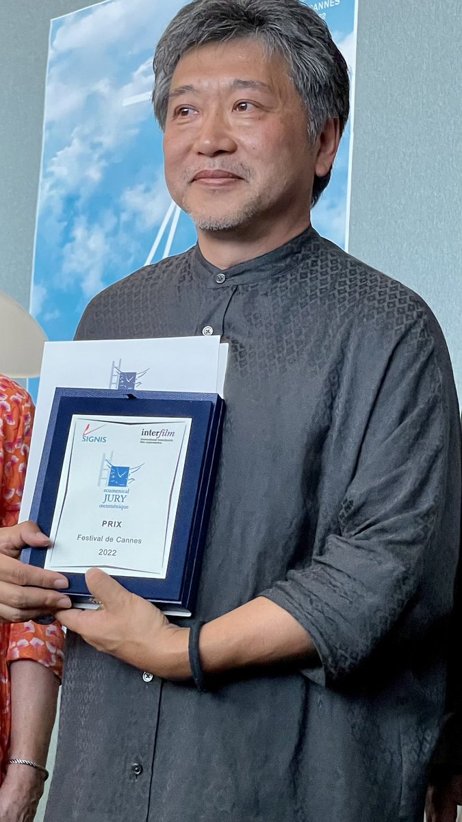 Le prix du <a href="/JuryOecu/">JuryŒcuméniqueCannes</a> est décerné à #Broker (Les bonnes étoiles) et son réalisateur Hirokazu Kore-eda
#Cannes2022 <a href="/Festival_Cannes/">Festival de Cannes</a> 
Ma critique : regardsprotestants.com/culture/broker…
Infos : cannes.juryoecumenique.org/actualites/du-…
<a href="/FPFCom/">Fédération protestante de France (FPF)</a> <a href="/clavairoly/">François Clavairoly</a> <a href="/InterFilmFrance/">InterFilm France</a>