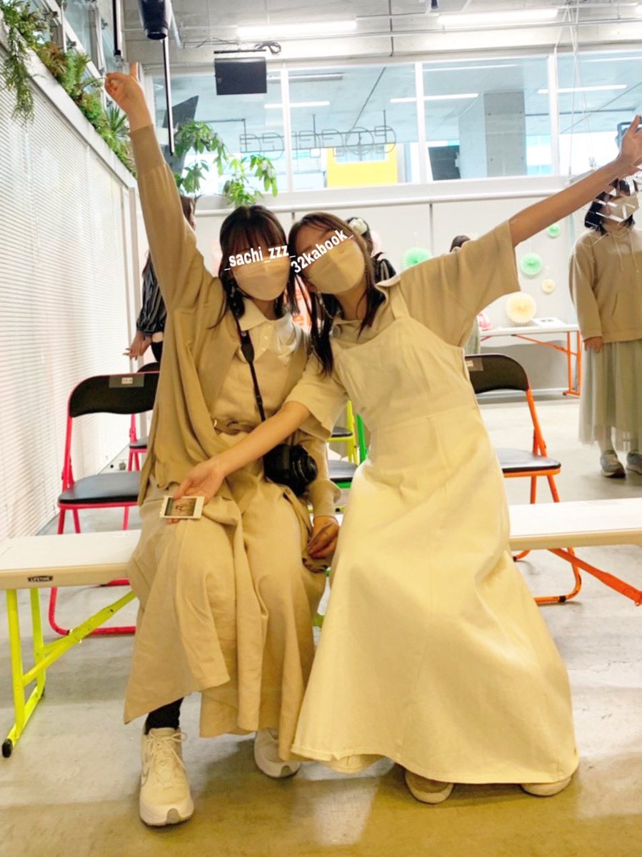 _sachi_zzz_'s tweet photo. (２)：イベント前 #HelloHelloEvening 
チェキと同じポーズしたくって、ちょっとお席借りて写真撮った📸
ピース上向きになっとるんがちょっと悔しい笑
あと、みんな礼儀正しくて写真も順番こして、触らず距離とって写真撮ってたり、信頼あってこそだよなって思いました！
zzzほんといい人多い！ https://t.co/OdWfD1KjTv